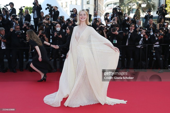 Thảm đỏ bế mạc Cannes: Elle Fanning hở bạo đến thót tim, Hoa hậu Pia Wurtzbach flex chồng điển trai như tài tử - Ảnh 3.