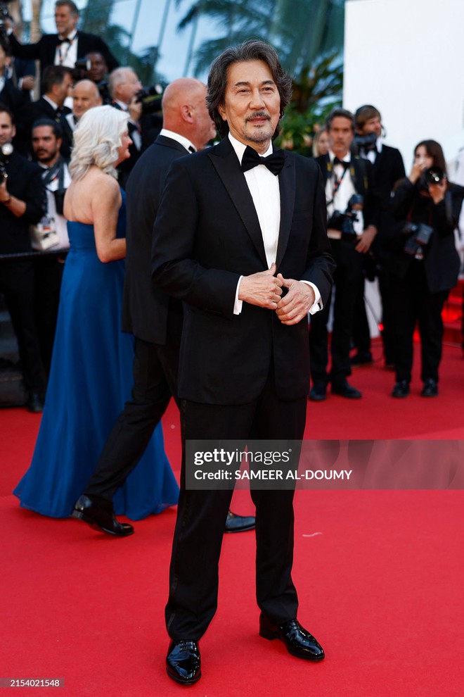 Thảm đỏ bế mạc Cannes: Elle Fanning hở bạo đến thót tim, Hoa hậu Pia Wurtzbach flex chồng điển trai như tài tử - Ảnh 22.