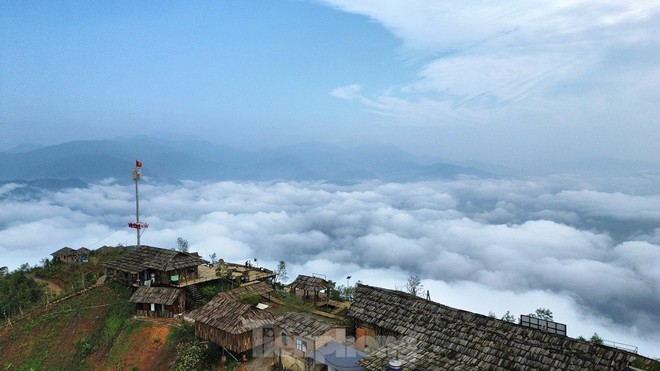 Du khách thích thú trải nghiệm ‘bản làng trên mây’ ở Yên Bái - Ảnh 4.