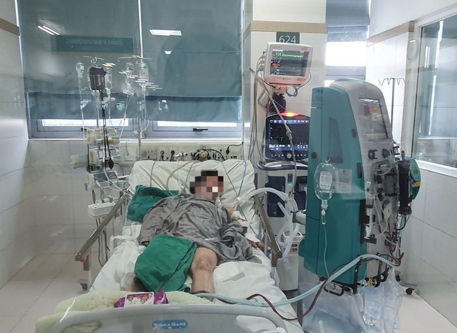 Sức khỏe các nạn nhân vụ cháy nhà trọ ở Hà Nội: Cụ bà 85 tuổi suy hô hấp nặng, phải thở máy - Ảnh 1.