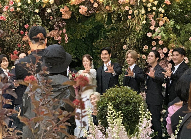 Hôn lễ Ryeowook: Cô dâu nhận “mưa lời khen”, khoảnh khắc đủ 13 thành viên Super Junior khiến fan bật khóc - Ảnh 11.