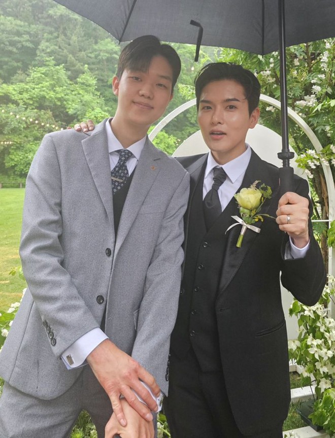 Hôn lễ Ryeowook: Cô dâu nhận “mưa lời khen”, khoảnh khắc đủ 13 thành viên Super Junior khiến fan bật khóc - Ảnh 4.