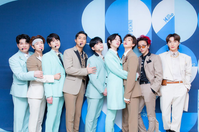15 thành viên Super Junior hội ngộ đầy đủ sau 15 năm, còn cùng nhau hát bản hit huyền thoại ở đám cưới Ryeowook - Ảnh 12.