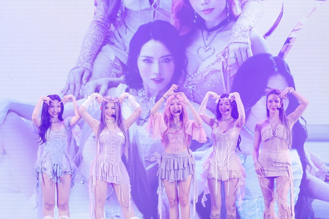 Showcase debut của nhóm nhạc chị đẹp LUNAS: Visual bùng nổ, U40 hát nhảy hùng hục chiến như idol Kpop! - Ảnh 2.