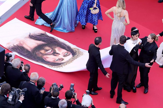 Hoa hậu va chạm nảy lửa, xô ngã nhân viên BTC Cannes trên cầu thang thảm đỏ - Ảnh 3.