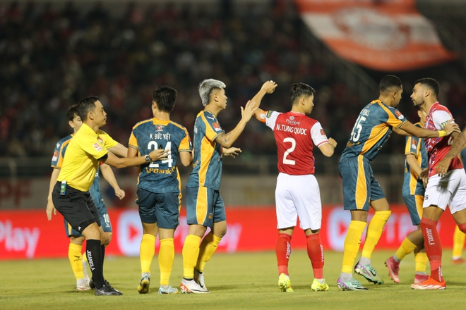 Va chạm cực căng ở V.League, cầu thủ TP.HCM và Hoàng Anh Gia Lai xảy ra xô xát - Ảnh 2.