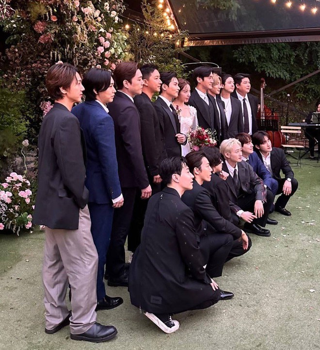 15 thành viên Super Junior hội ngộ đầy đủ sau 15 năm, còn cùng nhau hát bản hit huyền thoại ở đám cưới Ryeowook - Ảnh 2.