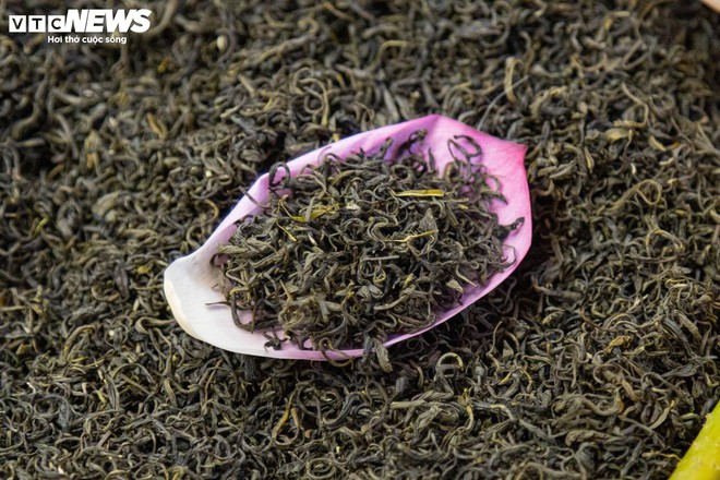Cận cảnh quy trình ướp loại trà sen đắt đỏ nhất Hà thành, giá chục triệu đồng/kg - Ảnh 13.