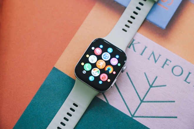 Soi mẫu đồng hồ trên tay Hoa hậu Thùy Tiên: Thiết kế nhìn như Apple Watch, giá chưa đến 3 triệu đồng! - Ảnh 1.