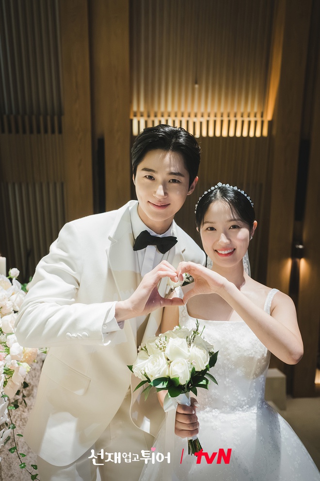 Ảnh cưới Byeon Woo Seok và Kim Hye Yoon hot nhất Hàn Quốc đêm nay, tình bể bình hậu trường đám cưới tập cuối Cõng Anh Mà Chạy - Ảnh 1.