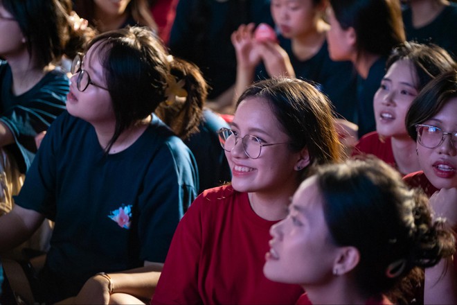 Lễ trưởng thành đầy xúc động của học sinh chuyên Ngoại ngữ: Tạm biệt thầy cô, chúng con tốt nghiệp ạ! - Ảnh 19.