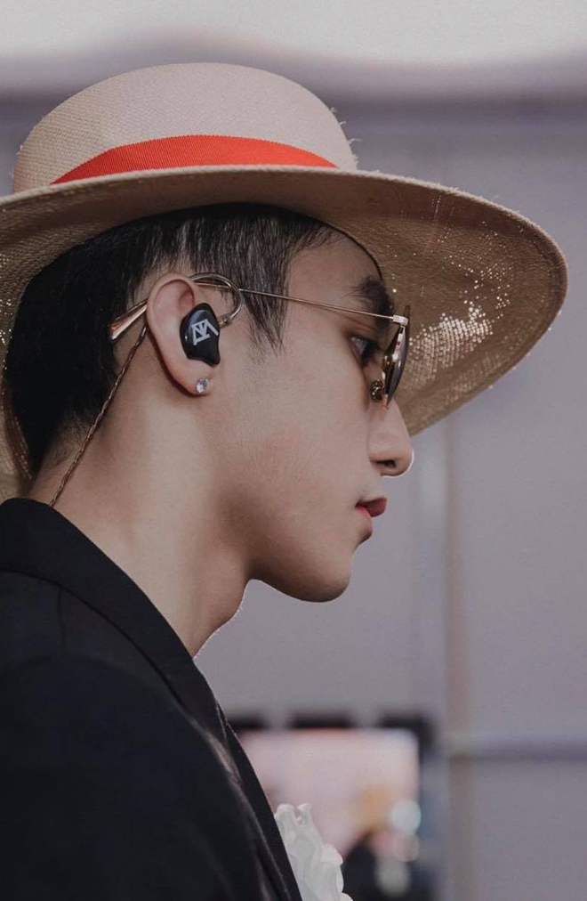 Sơn Tùng M-TP đeo tai nghe Shopee, giá chỉ 50 - 60 nghìn? - Ảnh 6.