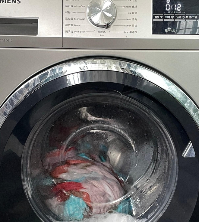 7 thói quen xấu khi sử dụng máy giặt cửa trước không những khiến quần áo không sạch mà còn làm hỏng máy - Ảnh 2.