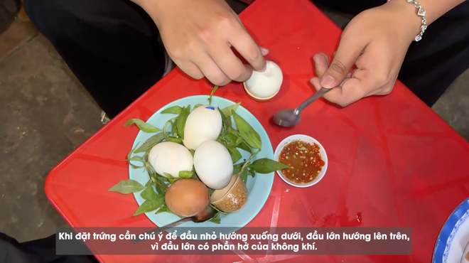 Ăn trứng vịt lộn thôi mà ở Hà Nội và Sài Gòn lại hoàn toàn khác biệt: Mỗi nơi đều có nét thú vị riêng mà ai xem xong cũng thích thú - Ảnh 3.