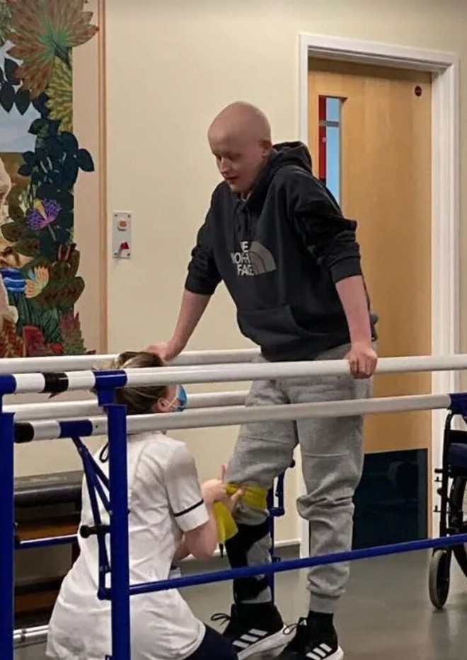 Bi kịch của tài năng trẻ bóng đá Anh phải cắt chân ở tuổi 15 vì ung thư - Ảnh 2.