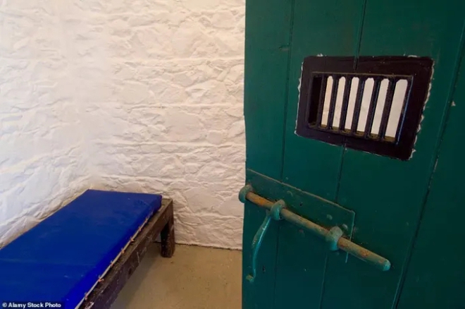 Ngỡ ngàng nhà tù bé nhất thế giới: Chỉ có vỏn vẹn 2 phòng, nằm thôi cũng thấy chật - Ảnh 3.