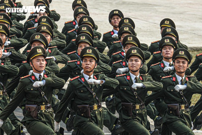 Dàn trực thăng trình diễn treo cờ trên bầu trời Điện Biên - Ảnh 17.