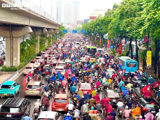 Mưa lớn từ sáng sớm, nhiều tuyến đường Hà Nội ùn tắc - Ảnh 1.