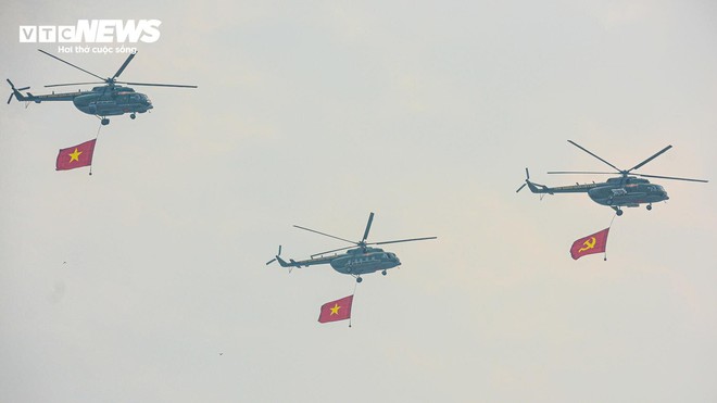 Dàn trực thăng trình diễn treo cờ trên bầu trời Điện Biên - Ảnh 8.