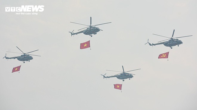 Dàn trực thăng trình diễn treo cờ trên bầu trời Điện Biên - Ảnh 7.