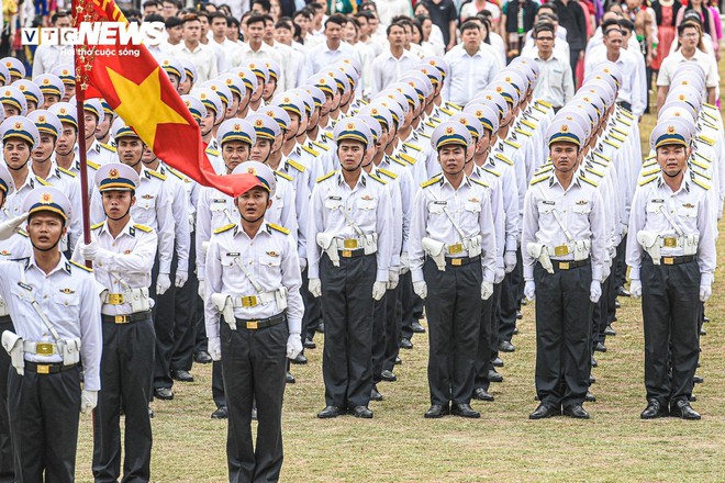 Dàn trực thăng trình diễn treo cờ trên bầu trời Điện Biên - Ảnh 6.