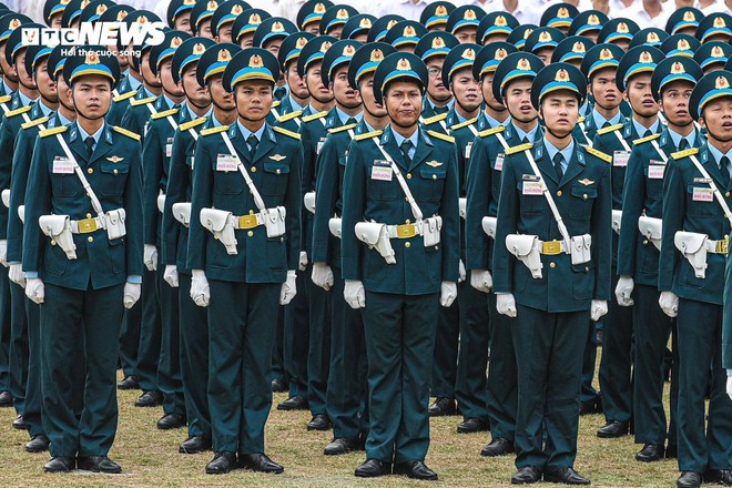 Dàn trực thăng trình diễn treo cờ trên bầu trời Điện Biên - Ảnh 4.