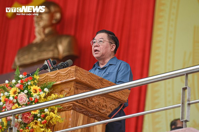 Dàn trực thăng trình diễn treo cờ trên bầu trời Điện Biên - Ảnh 3.