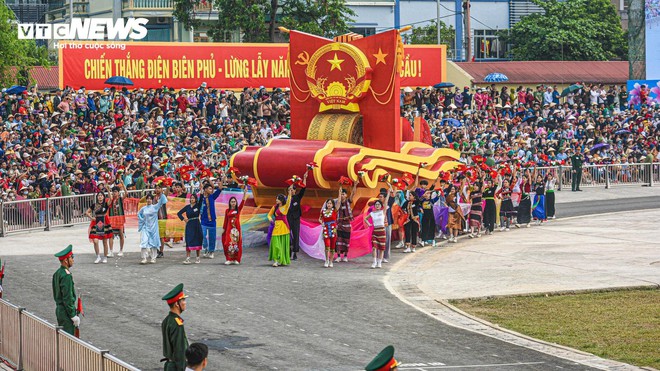 Dàn trực thăng trình diễn treo cờ trên bầu trời Điện Biên - Ảnh 2.