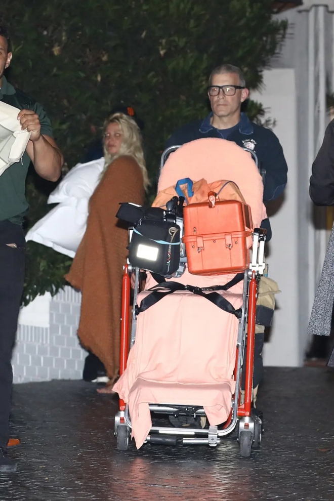 Britney Spears tơi tả, dùng chăn quấn quanh người sau nghi vấn xô xát với bạn trai ở khách sạn - Ảnh 3.