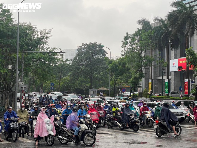 Mưa lớn từ sáng sớm, nhiều tuyến đường Hà Nội ùn tắc - Ảnh 8.