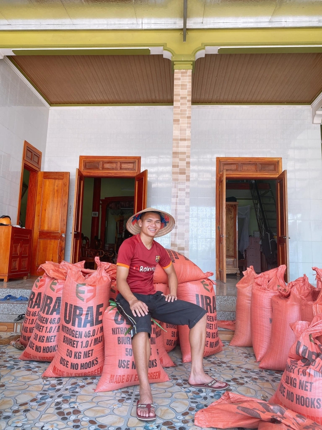 Cầu thủ từng nghèo nhất Việt Nam giờ có vợ đẹp, con ngoan, xây nhà to như biệt thự mời cả đội bóng đến chơi - Ảnh 4.