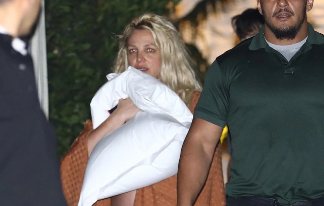 Britney Spears tơi tả, dùng chăn quấn quanh người sau nghi vấn xô xát với bạn trai ở khách sạn - Ảnh 1.