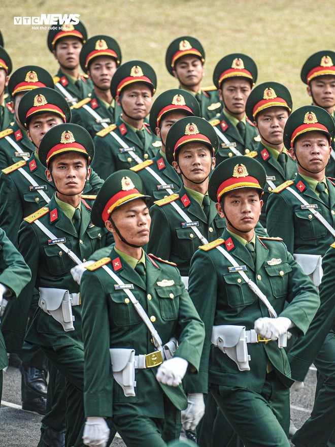Dàn trực thăng trình diễn treo cờ trên bầu trời Điện Biên - Ảnh 13.