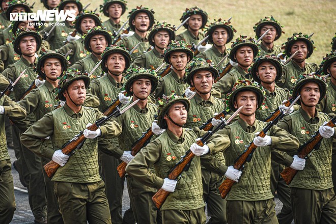 Dàn trực thăng trình diễn treo cờ trên bầu trời Điện Biên - Ảnh 12.