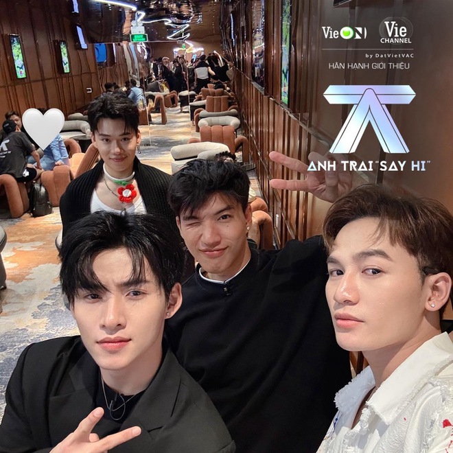 Dàn Anh Trai Say Hi quậy ở hậu trường MV: Isaac tương tác Pháp Kiều, Gin Tuấn Kiệt lộ bí mật, 1 anh trai cởi áo khoe body - Ảnh 22. Dàn Anh Trai Say Hi quậy ở hậu trường MV: Isaac tương tác Pháp Kiều, Gin Tuấn Kiệt lộ bí mật, 1 anh trai cởi áo khoe body - Ảnh 22.