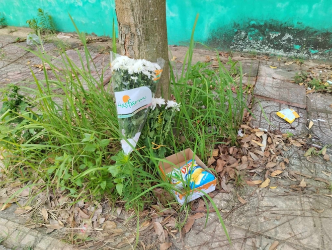 Vụ cháu bé 5 tuổi bị bỏ quên trên xe ô tô đưa đón ở Thái Bình: Gói bim bim, nhành hoa trắng thay cho lời tiễn biệt! - Ảnh 3.