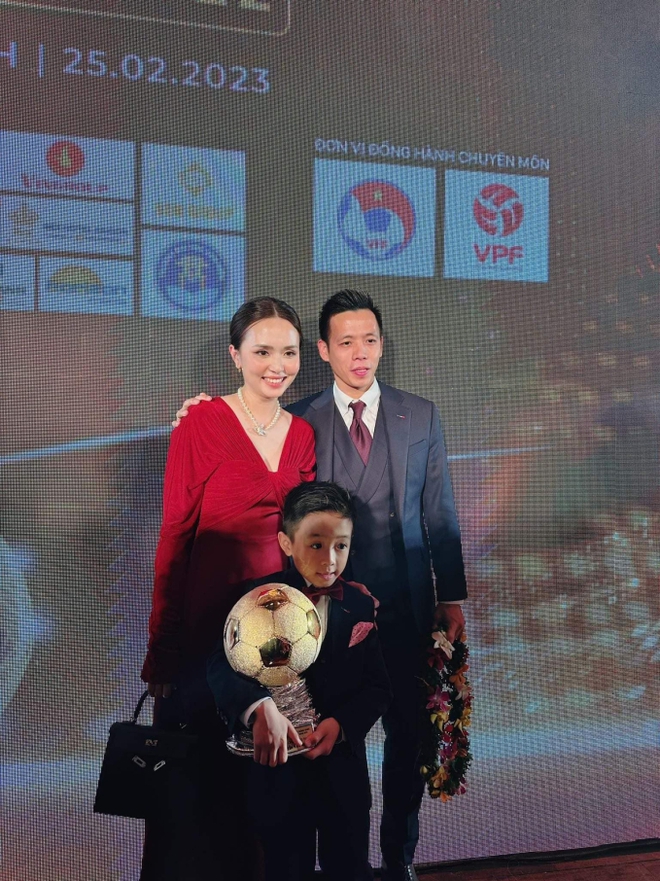 Làm rể nhà cựu Chủ tịch CLB Sài Gòn, Văn Quyết bị em vợ trêu chọc chuyện tiền thưởng bóng đá - Ảnh 3.