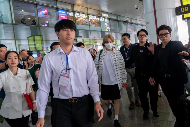 HOT: Xiumin (EXO) hạ cánh tại Nội Bài, đã 34 vẫn hack tuổi thần sầu - Ảnh 5.