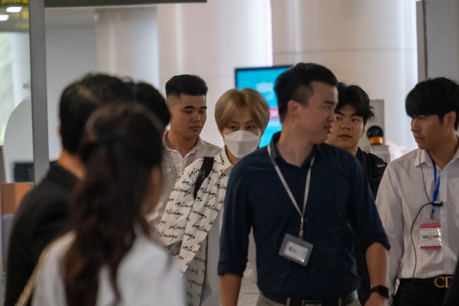 Bắt cận cảnh Xiumin (EXO) check-in Hải Phòng, hào hứng lấy điện thoại ghi lại 1 cảnh - Ảnh 13.