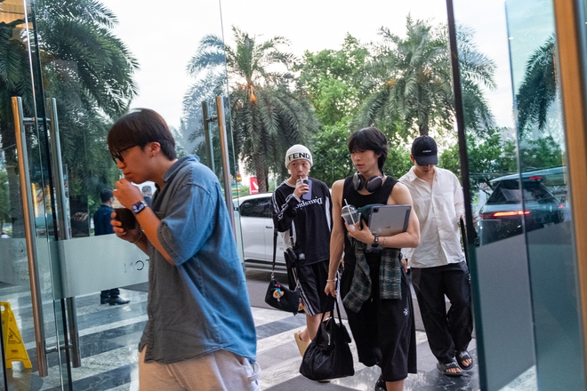 Bắt cận cảnh Xiumin (EXO) check-in Hải Phòng, hào hứng lấy điện thoại ghi lại 1 cảnh - Ảnh 11.
