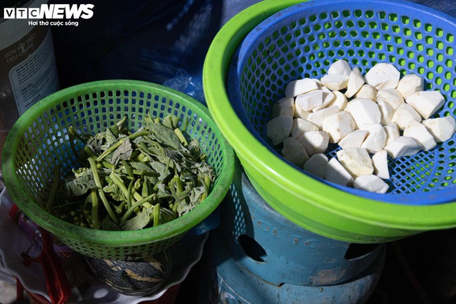 Bữa cơm khốn kh&oacute; thời vật gi&aacute; leo thang ở x&oacute;m trọ ngh&egrave;o giữa H&agrave; Nội - Ảnh 19.