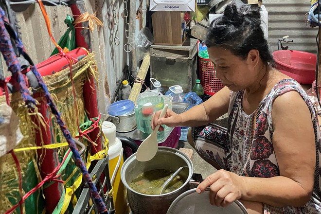 Bữa cơm khốn kh&oacute; thời vật gi&aacute; leo thang ở x&oacute;m trọ ngh&egrave;o giữa H&agrave; Nội - Ảnh 6.