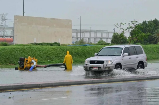 Dubai tiếp tục ngập lụt nghiêm trọng: Hàng loạt chuyến bay bị hủy, trường học và văn phòng nhận lệnh đóng cửa - Ảnh 3.