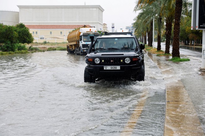 Dubai tiếp tục ngập lụt nghiêm trọng: Hàng loạt chuyến bay bị hủy, trường học và văn phòng nhận lệnh đóng cửa - Ảnh 4.