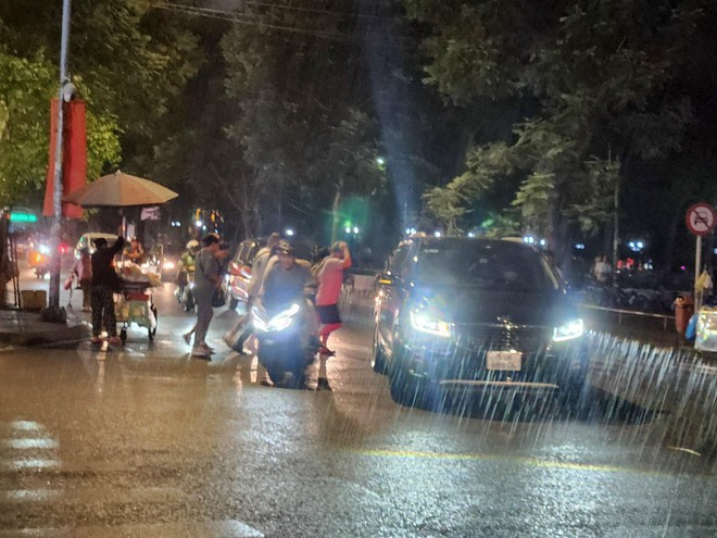 Trung tâm TP.HCM đón cơn mưa xối xả, người dân không kịp trở tay nhưng vẫn vui sướng sau bao ngày nắng nóng - Ảnh 4.