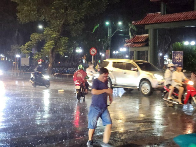 Trung tâm TP.HCM đón cơn mưa xối xả, người dân không kịp trở tay nhưng vẫn vui sướng sau bao ngày nắng nóng - Ảnh 5.