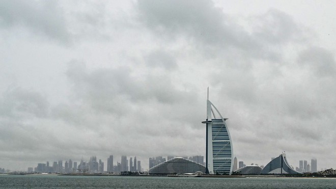 Dubai tiếp tục ngập lụt nghiêm trọng: Hàng loạt chuyến bay bị hủy, trường học và văn phòng nhận lệnh đóng cửa - Ảnh 1.