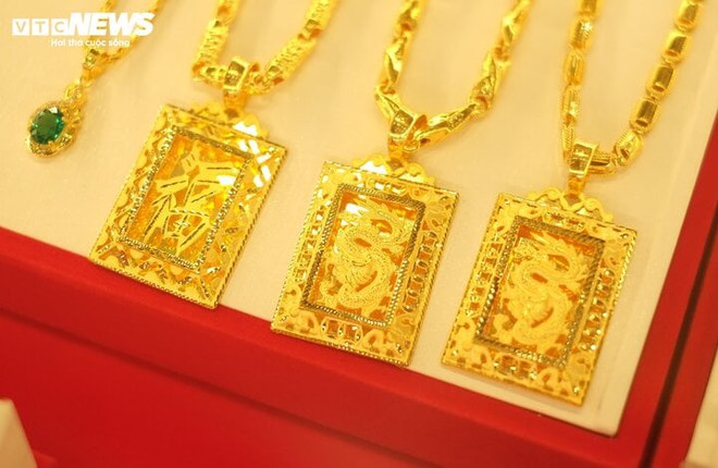 Gi&aacute; v&agrave;ng h&ocirc;m nay 4/5: Thế giới giảm, trong nước tăng mạnh - Ảnh 1.