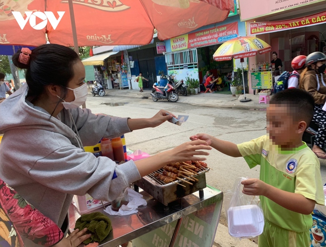 Thêm 1 học sinh ở TP.HCM nhập viện vì ngộ độc do ăn sushi nhiễm độc tố vi khuẩn - Ảnh 1.