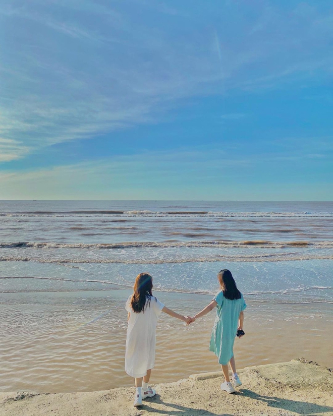 Không cần tốn công ra Hạ Long hay Cát Bà, ngay gần Hà Nội có 1 bãi biển đẹp mê mẩn: Còn nguyên vẻ hoang sơ với nhiều cảnh &quot;ảo diệu&quot; độc nhất, có thể đi ngay trong ngày - Ảnh 2.